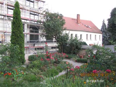 Garten und Wohnhaus