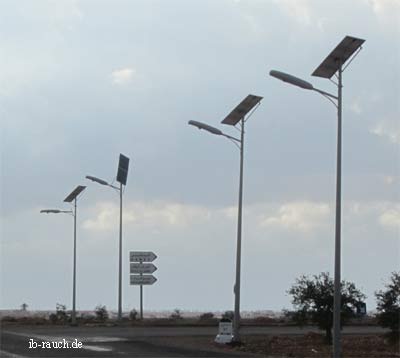 Straßensolarlampen am Rand der Wüste Sahara